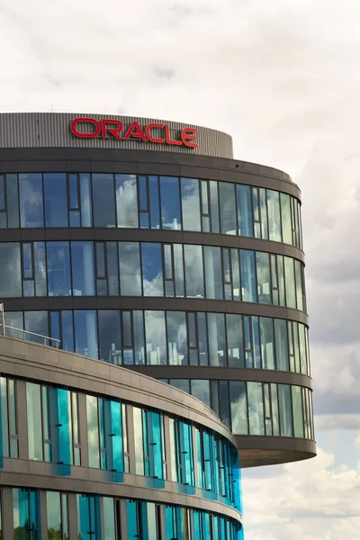 Prag, Çek Cumhuriyeti'nde 18 Haziran 2016 üzerinde bina merkezi üzerinde Oracle şirket logosu. İkinci dünyanın en büyük yazılım şirketi API geliştirme başlangıç arı kovanı satın alır.. 