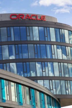 Prag, Çek Cumhuriyeti'nde 18 Haziran 2016 üzerinde bina merkezi üzerinde Oracle şirket logosu. İkinci dünyanın en büyük yazılım şirketi API geliştirme başlangıç arı kovanı satın alır.. 