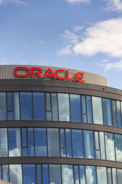 Prag, Çek Cumhuriyeti'nde 18 Haziran 2016 üzerinde bina merkezi üzerinde Oracle şirket logosu. İkinci dünyanın en büyük yazılım şirketi API geliştirme başlangıç arı kovanı satın alır.. 