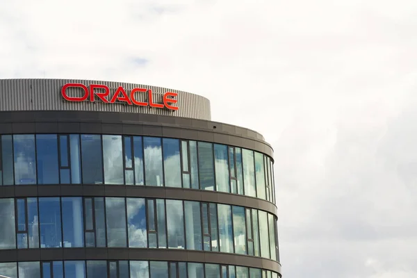 Prag, Çek Cumhuriyeti'nde 18 Haziran 2016 üzerinde bina merkezi üzerinde Oracle şirket logosu. İkinci dünyanın en büyük yazılım şirketi API geliştirme başlangıç arı kovanı satın alır.. — Stok fotoğraf