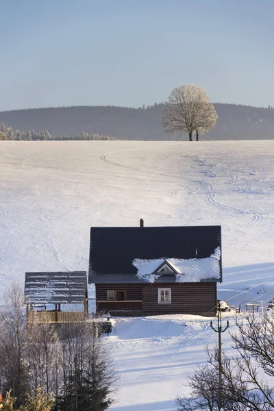 Drewniany domek w mroźne góry kraju w dzień słoneczny zimowy — Zdjęcie stockowe