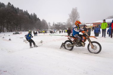 Motosiklet skijoring yarışçılar çek Şampiyonası rekabet yolda binmek