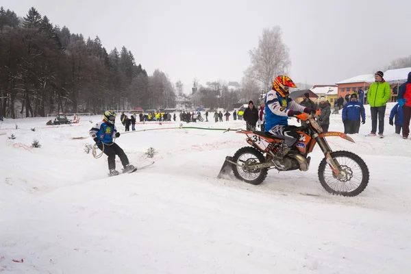 Motosiklet skijoring yarışçılar çek Şampiyonası rekabet yolda binmek — Stok fotoğraf