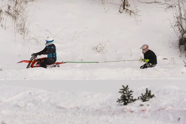 Motociclismo skijoring pilotos passeio na pista de competição campeonato checo — Fotografia de Stock