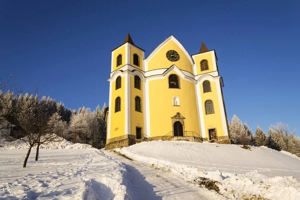 Kerk van veronderstelling in de besneeuwde bergen, Neratov, Tsjechië — Stockfoto