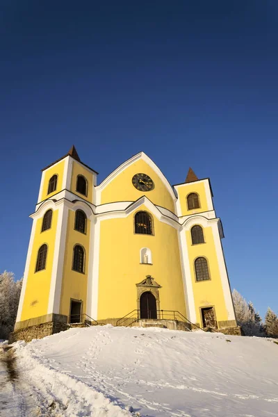 Kerk van veronderstelling in de besneeuwde bergen, Neratov, Tsjechië — Stockfoto