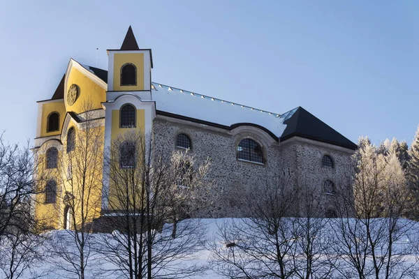 Church of Assumption in snowy mountains, Neratov, Czech republic — Stock Photo, Image