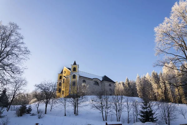 Iglesia de la Asunción en las montañas nevadas, Neratov, República Checa — Foto de Stock