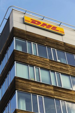 DHL lojistik şirketi logosuna Prag, Çek Cumhuriyeti'nde 5 Şubat 2017 üzerinde bina Genel Müdürlük. 