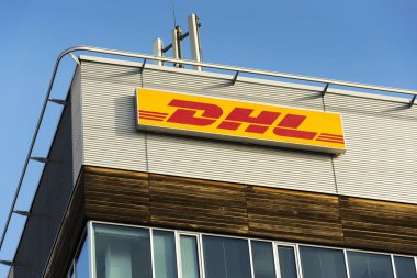 DHL lojistik şirketi logosuna Prag, Çek Cumhuriyeti'nde 5 Şubat 2017 üzerinde bina Genel Müdürlük. 