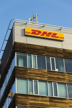 DHL lojistik şirketi logosuna Prag, Çek Cumhuriyeti'nde 5 Şubat 2017 üzerinde bina Genel Müdürlük. 