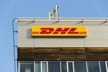 DHL lojistik şirketi logosuna Prag, Çek Cumhuriyeti'nde 5 Şubat 2017 üzerinde bina Genel Müdürlük. 