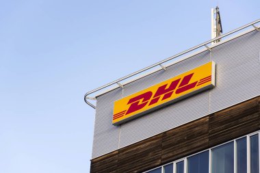 DHL lojistik şirketi logosuna Prag, Çek Cumhuriyeti'nde 5 Şubat 2017 üzerinde bina Genel Müdürlük. 