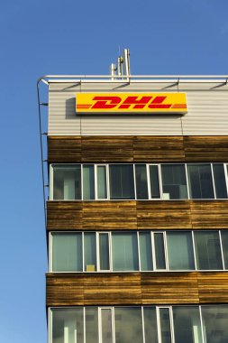 DHL lojistik şirketi logosuna Prag, Çek Cumhuriyeti'nde 5 Şubat 2017 üzerinde bina Genel Müdürlük. 