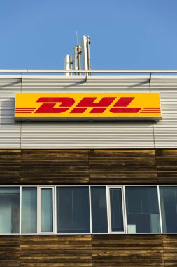 DHL lojistik şirketi logosuna Prag, Çek Cumhuriyeti'nde 5 Şubat 2017 üzerinde bina Genel Müdürlük. 