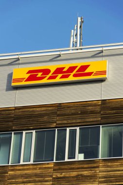 DHL lojistik şirketi logosuna Prag, Çek Cumhuriyeti'nde 5 Şubat 2017 üzerinde bina Genel Müdürlük. 