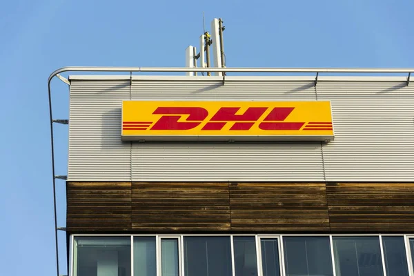 Logo na budynku na 5 lutego 2017 w Pradze siedziby firmy DHL logistics. — Zdjęcie stockowe