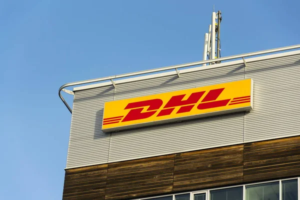 Logo na budynku na 5 lutego 2017 w Pradze siedziby firmy DHL logistics. — Zdjęcie stockowe