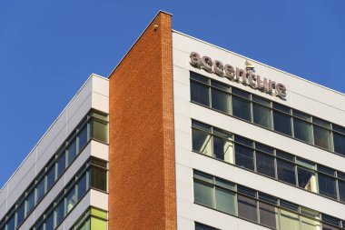 Prag'da 5 Şubat 2017 üzerinde bina çek Genel Müdürlük logosuna Accenture global profesyonel hizmetler şirket