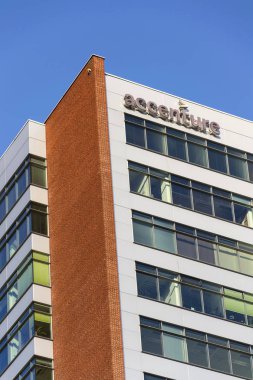 Prag'da 5 Şubat 2017 üzerinde bina çek Genel Müdürlük logosuna Accenture global profesyonel hizmetler şirket