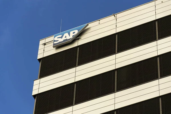 Logotipo de la corporación multinacional de software SAP en el edificio de la sede central checa el 5 de febrero de 2017 en Praga, República Checa . — Foto de Stock