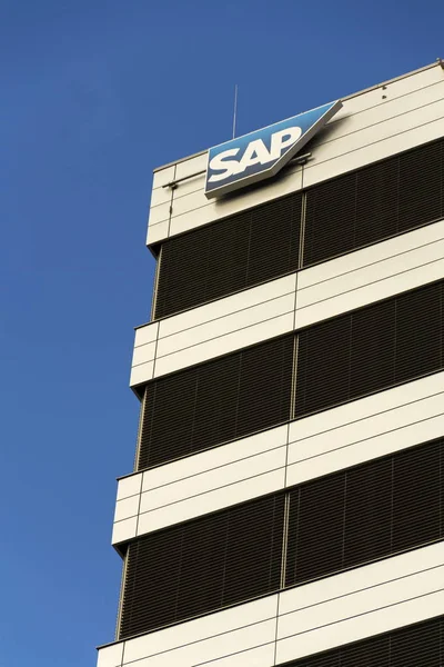 SAP çok uluslu yazılım şirketi logo çek Merkez 5 Şubat 2017 üzerinde bina Prag, Çek Cumhuriyeti. — Stok fotoğraf