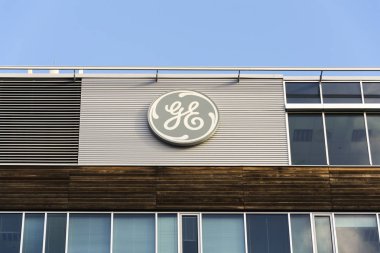General Electric şirketi logosuna Prag, Çek Cumhuriyeti'nde 5 Şubat 2017 üzerinde bina Karargahı. Ge, şirket içinde vergi kadrosu için dış muhasebe şirketini taşımak kabul etti.
