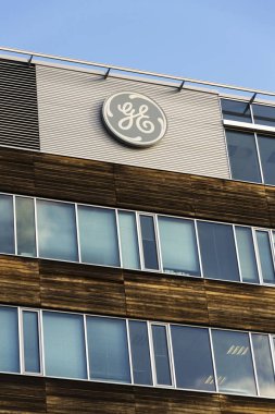 General Electric şirketi logosuna Prag, Çek Cumhuriyeti'nde 5 Şubat 2017 üzerinde bina Karargahı. Ge, şirket içinde vergi kadrosu için dış muhasebe şirketini taşımak kabul etti.