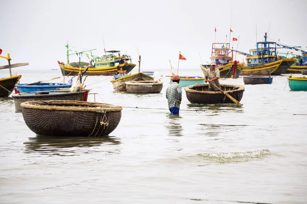 Рыбаки с красочными рыбацкими лодками на 7 февраля 2012 года в Муй Не, Вьетнам . — стоковое фото