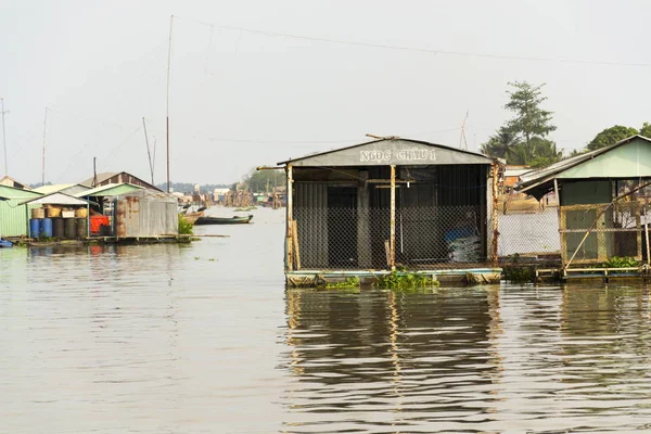 Boats with fish farm raft houses on Mekong river, Vietnam — Stock Photo, Image