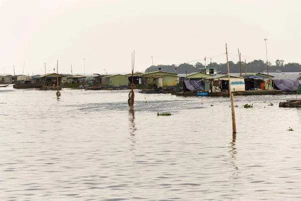 Boats with fish farm raft houses on Mekong river, Vietnam — Stock Photo, Image