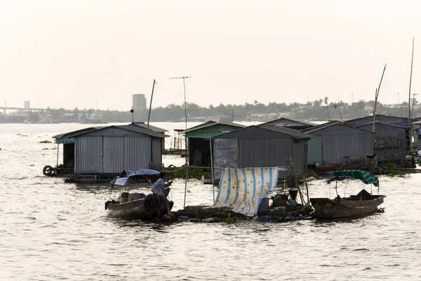 Boats with fish farm raft houses on Mekong river, Vietnam — Stock Photo, Image