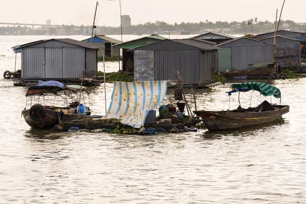 Boats with fish farm raft houses on Mekong river, Vietnam — Stock Photo, Image