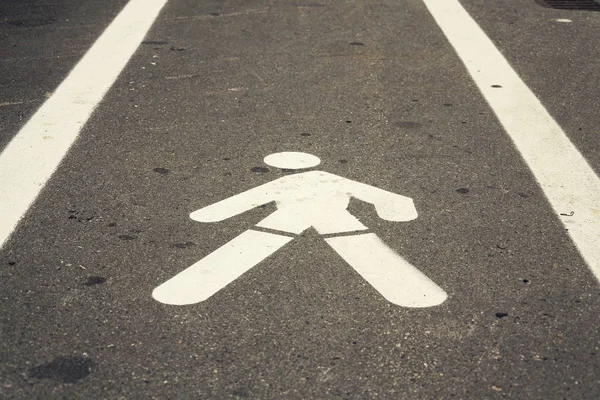 Camminando uomo segno marciapiede dipinto bianco su strada concreta — Foto Stock