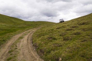 Livigno, İtalya için 2 Ağustos 2016 üzerinde dağ yolda eski Mitsubishi Pajero duruyor.
