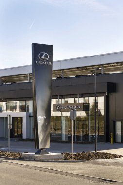 Prague, Çek Cumhuriyeti 25 Şubat 2017 üzerinde bina Bayilik önünde Lexus araba logosu. 6 ardıl zafer ABD güvenilirlik çalışma yapma en güvenilir araba Lexus oy. 
