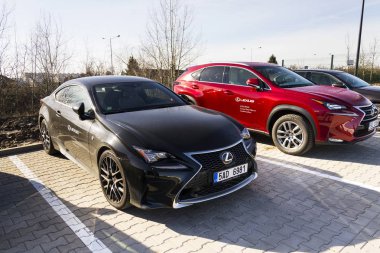 Lexus araba Bayilik Prag, Çek Cumhuriyeti'nde 25 Şubat 2017 üzerinde bina önünde. 6 ardıl zafer ABD güvenilirlik çalışma yapma en güvenilir araba Lexus oy. 