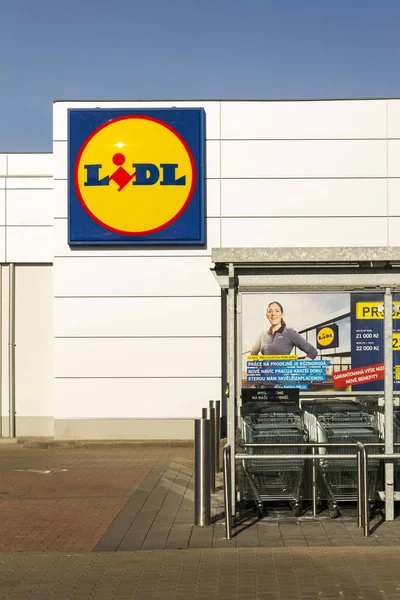 Logo firmy Lidl naprzeciwko supermarketu z niemiecki łańcucha, część Schwartz Gruppe na 25 lutego 2017 w Pradze, Czechy. Lidl plany rozbudowy do Usa w lecie. — Zdjęcie stockowe