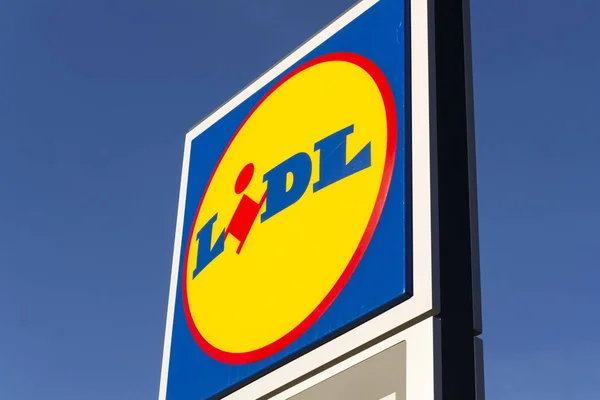 Logo firmy Lidl naprzeciwko supermarketu z niemiecki łańcucha, część Schwartz Gruppe na 25 lutego 2017 w Pradze, Czechy. Lidl plany rozbudowy do Usa w lecie. — Zdjęcie stockowe