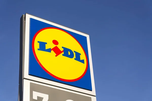 Logo firmy Lidl naprzeciwko supermarketu z niemiecki łańcucha, część Schwartz Gruppe na 25 lutego 2017 w Pradze, Czechy. Lidl plany rozbudowy do Usa w lecie. — Zdjęcie stockowe