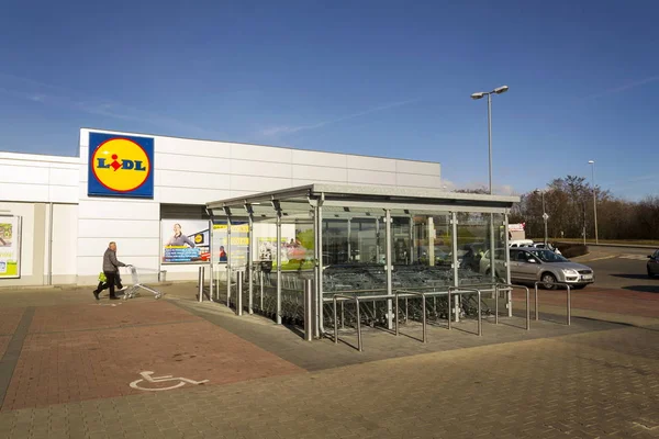 Logo firmy Lidl naprzeciwko supermarketu z niemiecki łańcucha, część Schwartz Gruppe na 25 lutego 2017 w Pradze, Czechy. Lidl plany rozbudowy do Usa w lecie. — Zdjęcie stockowe