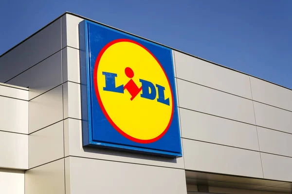 Logo de la société LIDL devant un supermarché de la chaîne allemande, faisant partie de Schwartz Gruppe, le 25 février 2017 à Prague, République tchèque. Lidl prévoit une expansion aux États-Unis en été . — Photo