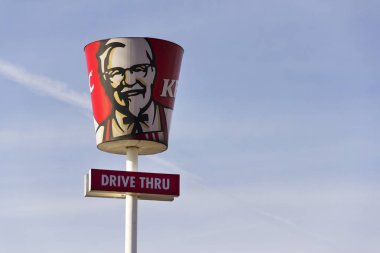 FC uluslararası fast food Restoran şirket logosuna 25 Şubat 2017 Prag, Çek Cumhuriyeti. KFC bir kızarmış tavuk temel pizzaya başlattı. 