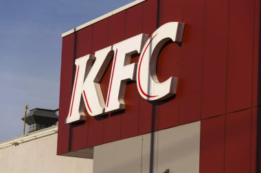FC uluslararası fast food Restoran şirket logosuna 25 Şubat 2017 Prag, Çek Cumhuriyeti. KFC bir kızarmış tavuk temel pizzaya başlattı. 