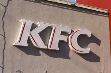 FC uluslararası fast food Restoran şirket logosuna 25 Şubat 2017 Prag, Çek Cumhuriyeti. KFC bir kızarmış tavuk temel pizzaya başlattı. 