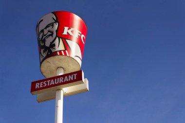 FC uluslararası fast food Restoran şirket logosuna 25 Şubat 2017 Prag, Çek Cumhuriyeti. KFC bir kızarmış tavuk temel pizzaya başlattı. 