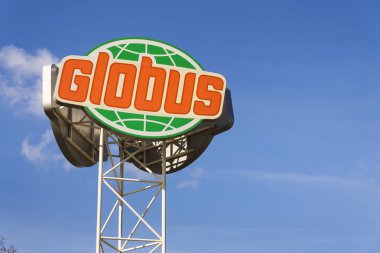 Globus hipermarket şirket logosu mağaza Prag, Çek Cumhuriyeti için üzerinde 25 Şubat 2017 önünde. Zincir bir ilk Ncr self-kontrol ve Fastlane mobil müşteri müşteri uyum sağlar.