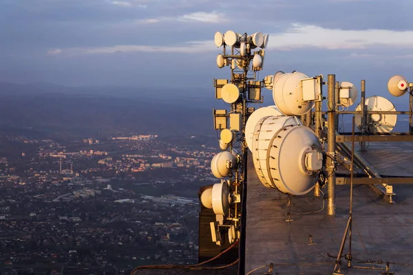 Bos van zenders en antennes op de telecommunicatie toren tijdens zonsondergang — Stockfoto