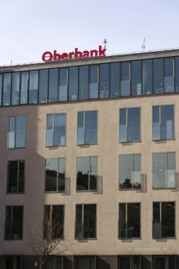 3 Şubat 2017 Prag, Çek Cumhuriyeti Çek bina karargahı logosuna 3-Banken-tur şirketi üzerinden Oberbank.