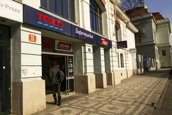 Logo aziendale Tesco sul supermercato il 3 marzo 2017 a Praga, Repubblica Ceca. Tesco prevede di sostituire 1 700 vicedirettori della catena di negozi Express del Regno Unito . — Foto Stock